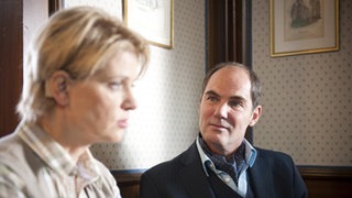 Gabi und Seeger reden im Café Bayer