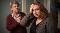 Gabi versucht die verzweifelte Iffi zu beruhigen