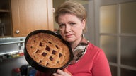 Gabi zeigt einen Kuchen