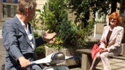 Ganz wie im Film: Bruno holt seine Isolde auf einer Vespa ab.