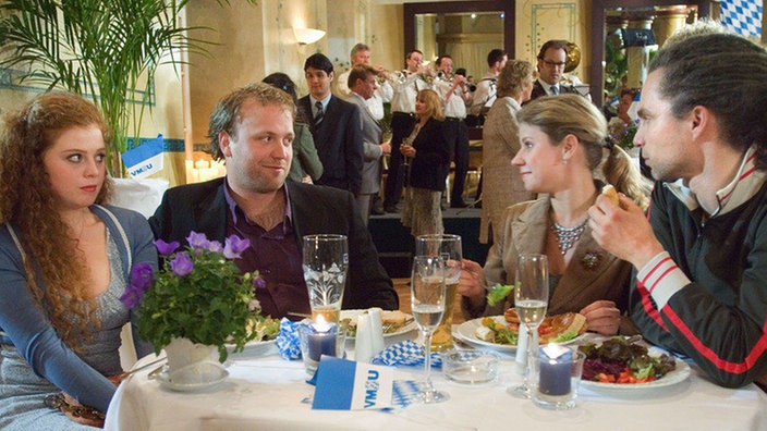 Gediegene Feier: Beim Fest der bayerischen Unternehmer können Nastya (Anja Antonowicz, links), Nina (Jacqueline Svilarov), Klaus (Moritz A. Sachs) und Momo (Moritz Zielke, rechts) ihre Langeweile nur schwer verbergen.