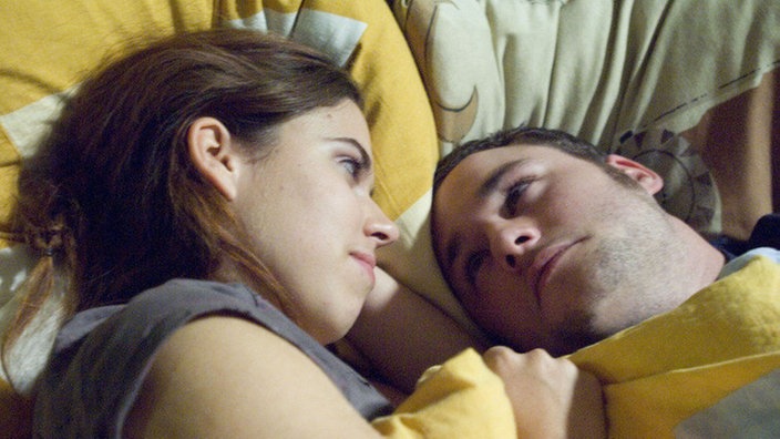 Gefährliche Liebschaft: Sarah (Julia Stark) hält zu Bruno (Michael Neupert), obwohl dieser zu Gewalttätigkeiten neigt.