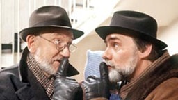 Gegen Urszulas Kummer haben Hubert (Robert Zimmerling) und Jaruslav noch ein Ass im Ärmel.