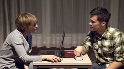 Gegensätze ziehen sich an: Steffi (Isabell Brenner) und Felix (Oliver Moser) verstehen sich auf Anhieb.