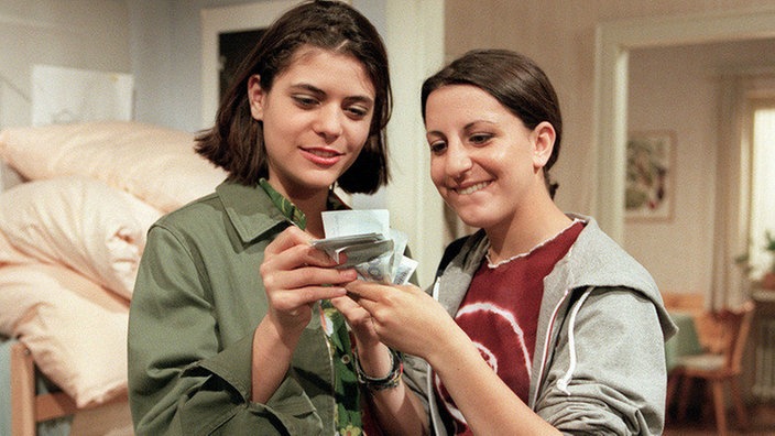 Geld macht doch glücklich: Marcella (Sara Turchetto, links) und Giovanna (Serena Fiorello) haben bei ihrem Zug durchs Haus reiche Beute gemacht.