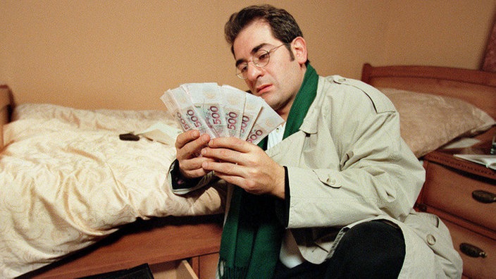 Geld macht glücklich: Zufrieden zählt Dr. Dagdelen (Hasan Ali Mete) den Erlös aus seinen illegalen Geschäften.