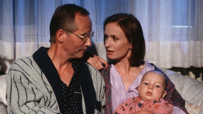 Gemütliche Weihnachten: Anna (Irene Fischer) und Hans (Joachim Hermann Luger) genießen den Feiertag.
