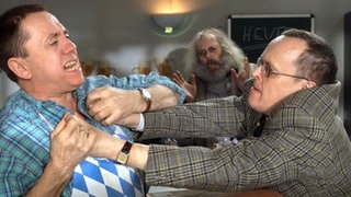 Genug geredet: Hülsch (Horst D. Scheel, rechts) geht Olaf (Franz Rampelmann, links) an die Gurgel. Penner Harry (Harry Rowohlt) kann die Streithähne nicht trennen.