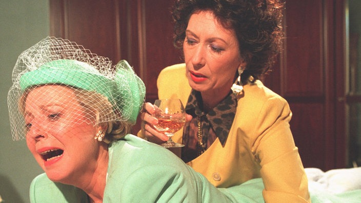 Geplatzte Hochzeit: Marlene (Renate Köhler, rechts) versucht die weinende Helga (Marie-Luise Marjan) zu beruhigen.