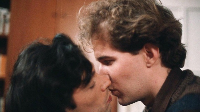 Gerd (Günter Barton, links) tröstet Carsten (Georg Uecker) mit einem Kuss.