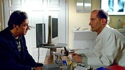 Gerd legt die Karten auf den Tisch: Er ist nicht zum Vergnügen in München.