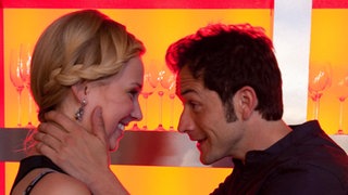 Geschafft! Josi (Clara Dolny) und Alex (Joris Gratwohl) ist es trotz aller Widrigkeiten gelungen, das Marathon-Projekt erfolgreich abzuschließen
