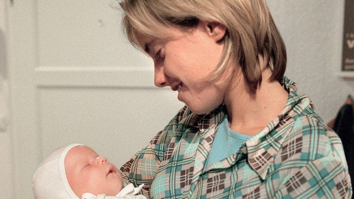 Geschafft: Valerie (Nadine Spruß) hat endlich ein Baby.