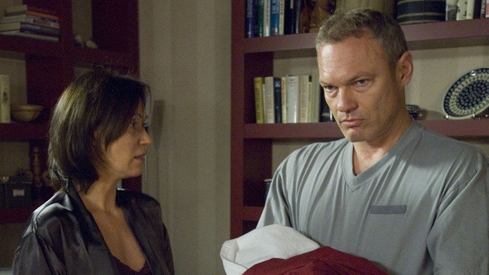 Getrennte Betten: Christian (Klaus Nierhoff) ist aus dem gemeinsamen Schlafzimmer mit Urszula (Anna Nowak-Ibisz) ausgezogen.