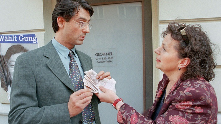 Gina (Margie Kinski) überreicht Paolo (Sigo Lorfeo) das Kostgeld