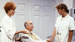 Gleich zwei neue Frauen in Dr. Dresslers (Ludwig Haas) Praxis: Dr. Sperling und ihre neue Arzthelferin Corinna Marx (Petra Vieten).