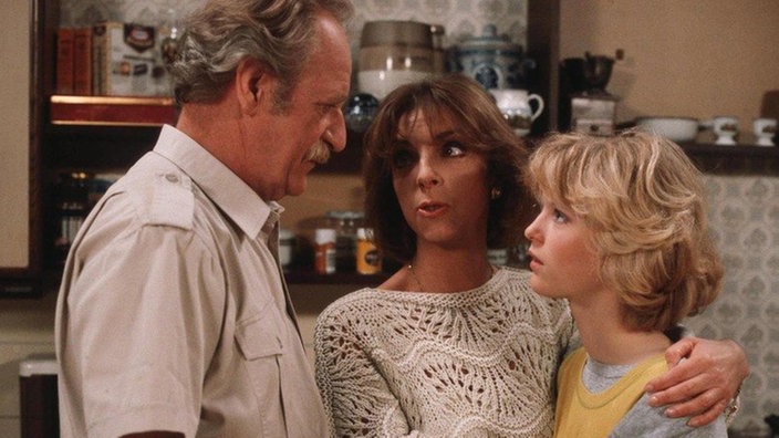 Gottlieb (Fritz Bachschmidt), Berta (Ute Mora, Mitte) und Tanja (Sybille Waury) machen sich Sorgen um Meike und Franz.