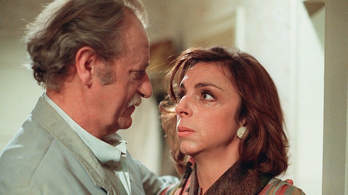 Gottlieb Griese (Fritz Bachschmidt) ist Berta (Ute Mora) eine Erklärung schuldig.