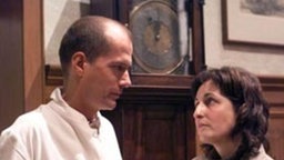Grippefrei: Carsten schickt Nora zu Kamillentee und Hühnersüppchen nach Hause.