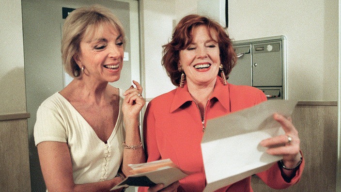 Große Freude bei Isolde (Marianne Rogèe, rechts) und Berta (Ute Mora): Das Gericht hat Faustos Klage gegen die ehemalige "Casarotti"-Chefin abgewiesen.