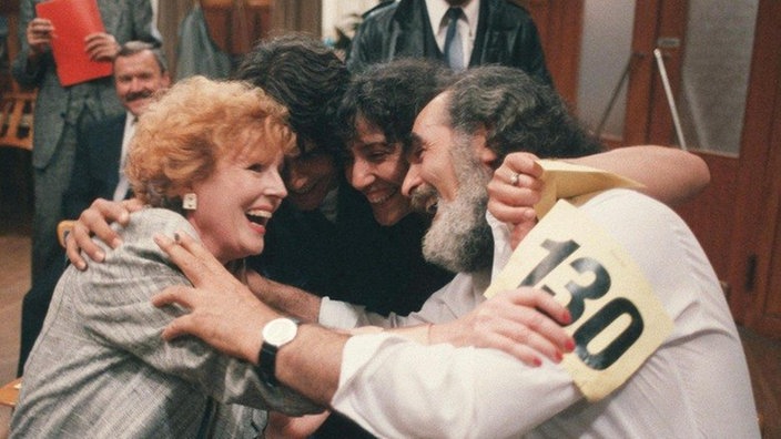 Große Freude: Die Sarikakis und Isolde haben das Haus tatsächlich ersteigert (v.l.: Marianne Rogée, Hermes Hodolides, Domna Adamopoulou, Kostas Papanastasiou).