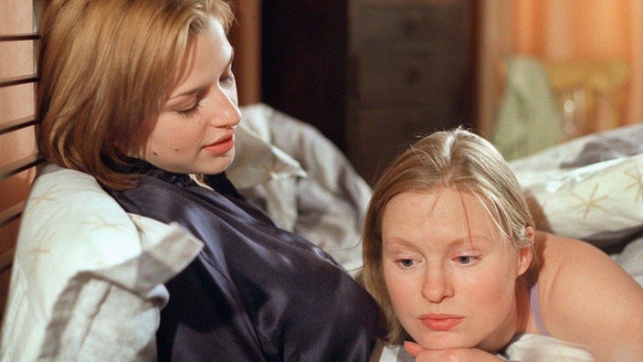 Grübelei im Laken: Tanja (Sybille Waury, rechts) ist sich noch immer nicht sicher, ob Franziska (Ines Lutz) sie wirklich liebt.