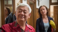 Gung und Anna unterhalten sich beim Arbeiten