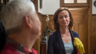 Gung und Anna unterhalten sich beim Arbeiten