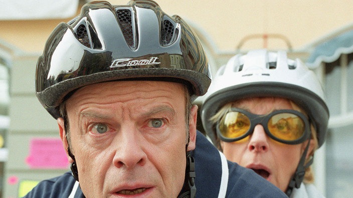 Gut behelmt - die Entdeckung Olli Klatts trifft Berta (Ute Mora) und Hajo (Knut Hinz) trotzdem wie ein Schlag.