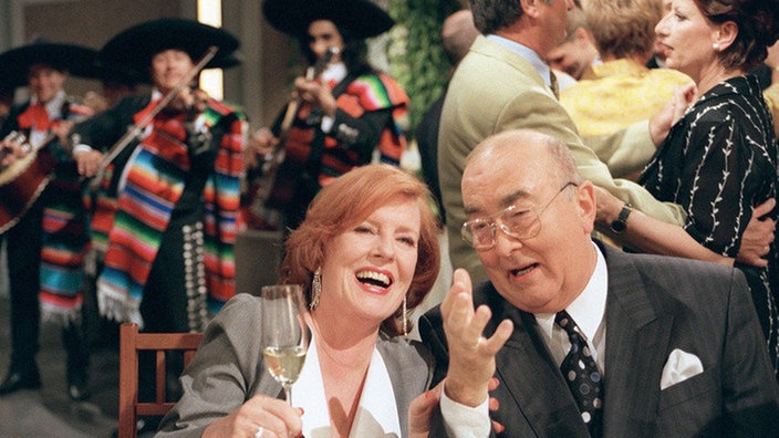 Gut gelaunt genießen: Isolde Pavarotti (Marianne Rogée) und Dr. Ludwig Dressler (Ludwig Haas) warten im "Casarotti" auf den Beginn des Brautschmauses.