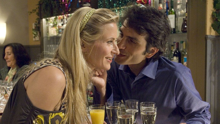 Gut gelaunt ins neue Jahr: Sandra (Jennifer Steffens) und Vasily (Hermes Hodolides) turteln frisch verliebt am Silvesterabend.