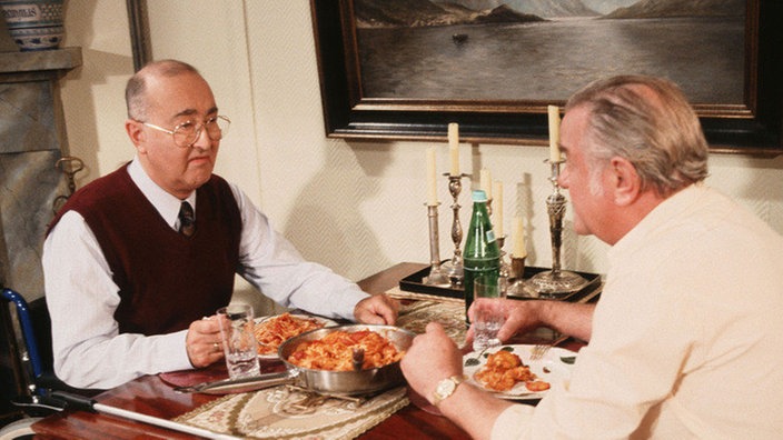 Guten Appetit! Dr. Dressler (Ludwig Haas, links) und Egon (Wolfgang Grönebaum) lassen es sich schmecken.