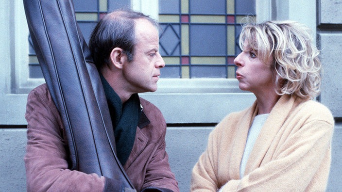 Hajo (Knut Hinz) erzählt Berta (Ute Mora) von seiner Vergangenheit als Polizist.