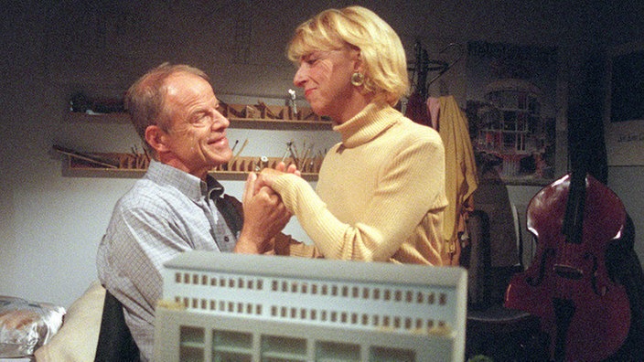 Hajo (Knut Hinz) freut sich, dass Berta (Ute Mora) die seelischen Torturen gut überstanden hat.