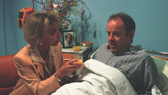 Hajo (Knut Hinz) geht es schon sehr viel besser. Bald kann er wieder nach Hause zu seinem Rehlein (Ute Mora).