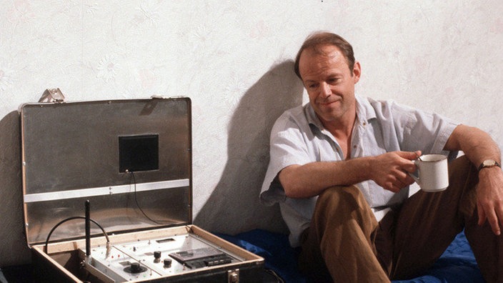 Hajo (Knut Hinz) hört mit, wie sich Isolde über den Plattenvertrag ärgert.
