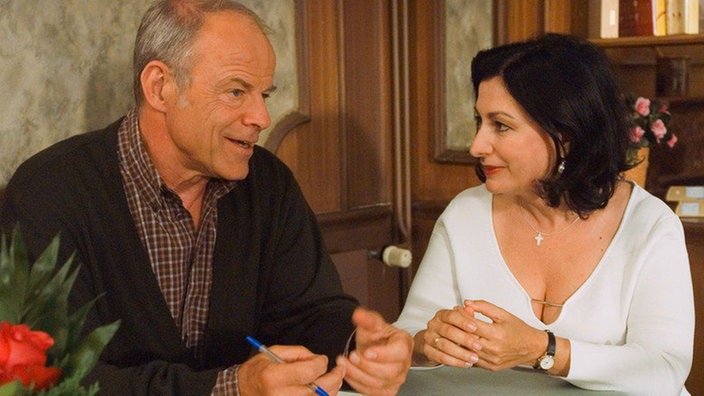 Hajo (Knut Hinz) holt sich bei Sabrina (Susanna Capurso) Rat in Sachen Liebe.