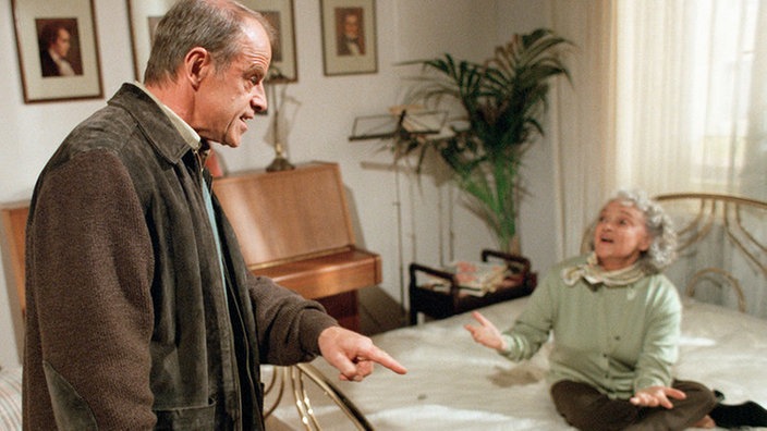 Hajo (Knut Hinz) ist am Ende seiner Nerven: Seine Mutter Hilde (Giselle Vesco) hat es sich nicht nur im Wohnzimmer bequem gemacht, sondern auch gleich ein neues Bett gekauft.