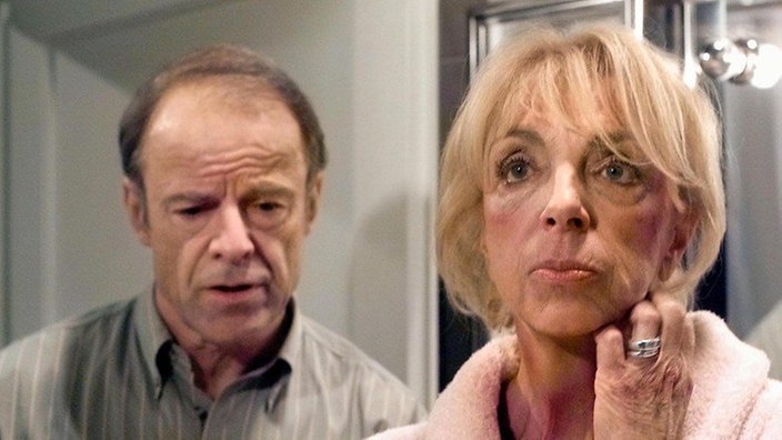 Hajo (Knut Hinz) ist hilflos: Berta (Ute Mora) will über ihren Waschzwang und ihre anderen Neurosen einfach nicht reden.