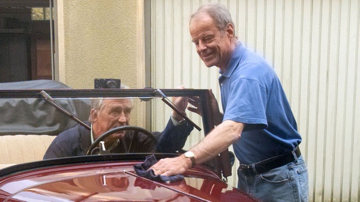 Hajo (Knut Hinz, rechts) bringt den alten "Adler" für die erste Ausfahrt auf Hochglanz. Bruno (Heinz Marecek) fungiert als Co-Pilot.