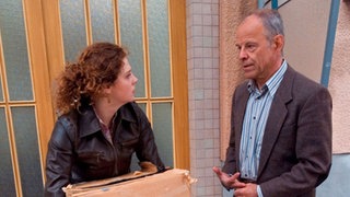 Hajo (Knut Hinz) trifft Nastya (Anja Antonowicz), die in die WG umzieht. Hajos Hilfsangebot lehnt sie schroff ab.