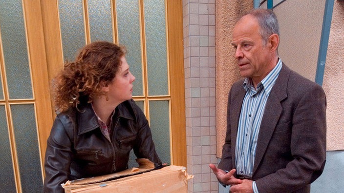Hajo (Knut Hinz) trifft Nastya (Anja Antonowicz), die in die WG umzieht. Hajos Hilfsangebot lehnt sie schroff ab.