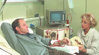 Hajo (Knut Hinz) und Berta (Ute Mora) denken viel über eine mögliche Nierentransplantation nach.