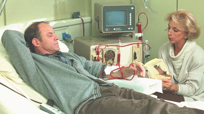 Hajo (Knut Hinz) und Berta (Ute Mora) denken viel über eine mögliche Nierentransplantation nach.