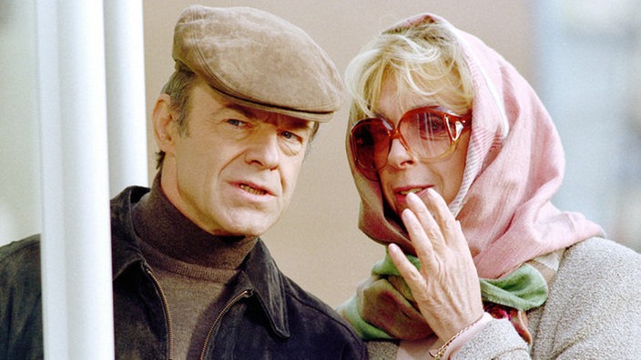 Hajo (Knut Hinz) und Berta (Ute Mora) folgen einer heißen Spur und beobachten einen äußerst verdächtigen Nachbarn.