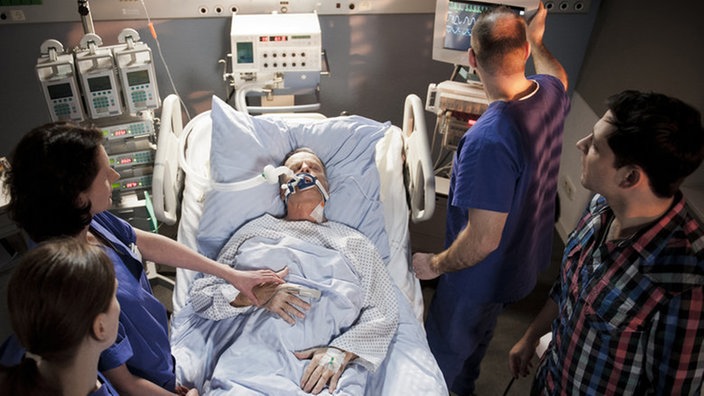 Hajo liegt in seinem Krankenbett
