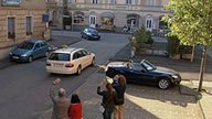 Hajo, Sabrina, Anna und Sarah winken dem Taxi hinterher