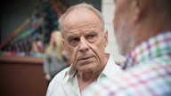 Hajo schaut Erich böse an