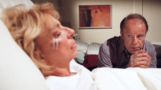 Hajo Scholz (Knut Hinz) sitzt hilflos am Krankenbett: Warum wurde seine geliebte Berta (Ute Mora) zusammengeschlagen?