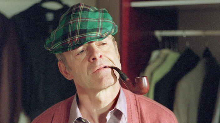 Hajo Scholz (Knut Hinz) sucht nach einem geeigneten Faschingskostüm.